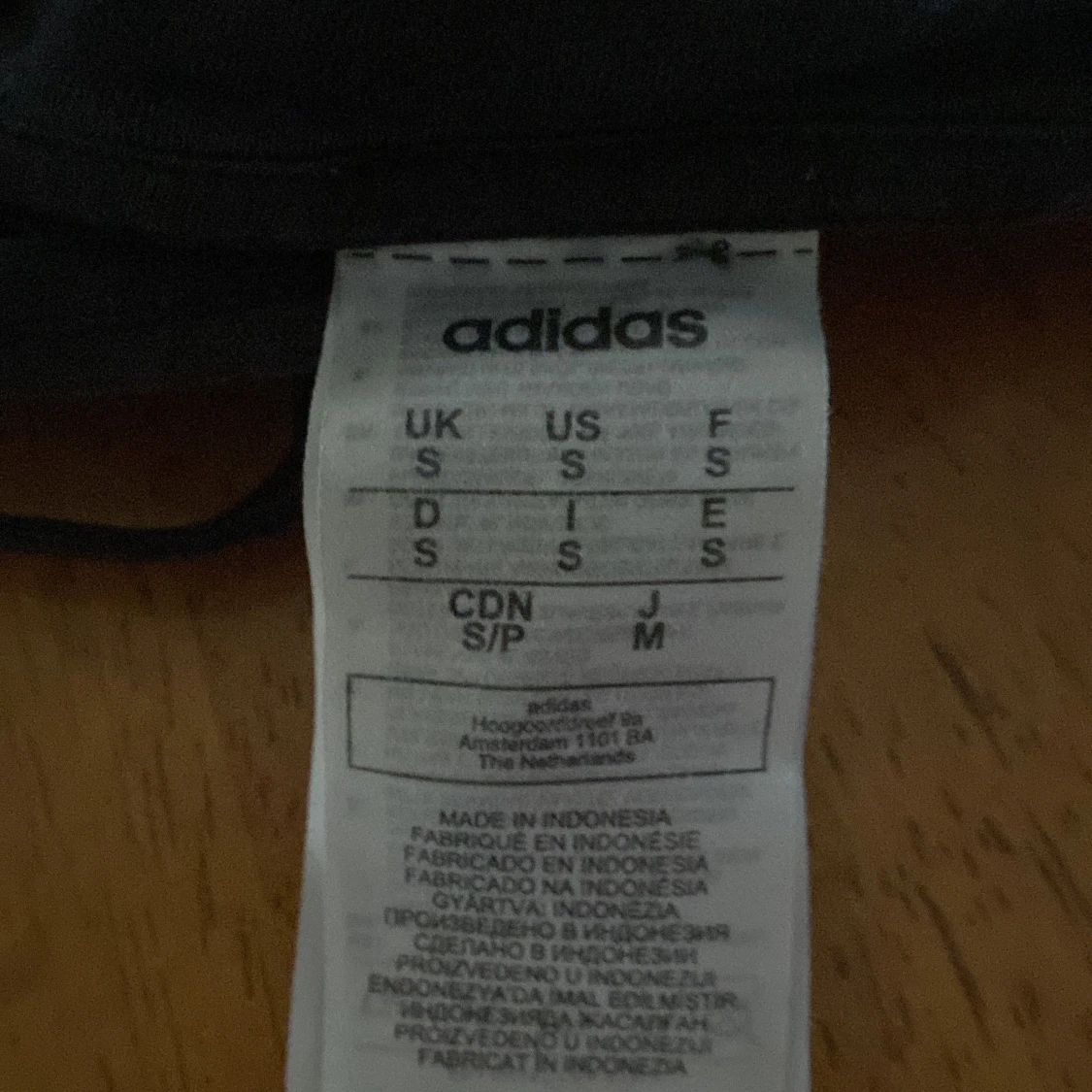 Svartvit Adidas hoodie med logga - 2