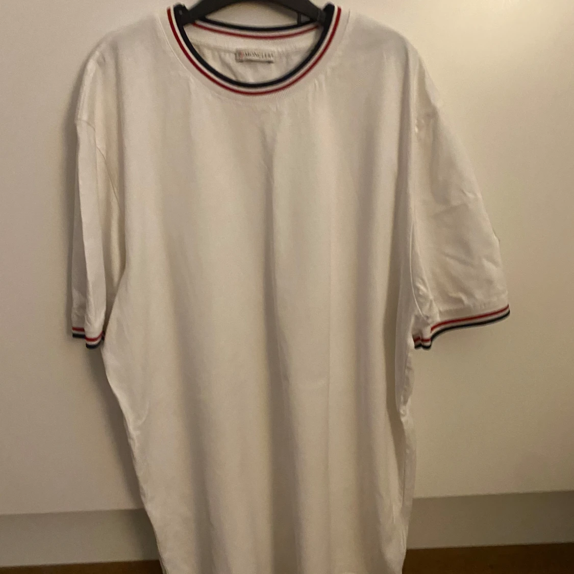 Vit Moncler t-shirt med rödblå detaljer