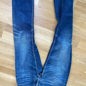 nudie jeans - Riktigt snygga blå nudie jeans i storlek 30/34. Skick 10/10 knappt använda. Skriv bara för fler frågor