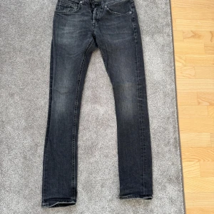 Mörkgråa jeans från Dondup - Säljer ett par mörkgråa jeansbyxor från Dundup i modellen George. Använts varsamt och i gott skick! 