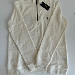 Beige Polo Ralph Lauren half zip - Beige Polo Ralph Lauren half zip, perfekt tunn material inför sommaren! Helt ny, slim fit, storlek S, skick 10/10 ENDAST 599kr
