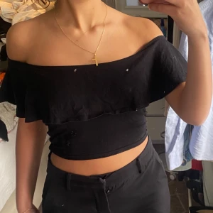 Svart offshoulder croppad topp - Snygg svart offshoulder topp med volangdetalj. 