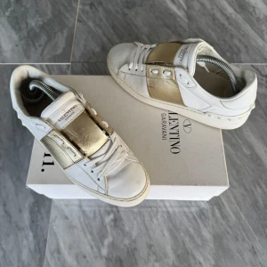 Valentino skor  - Valentino Open - Skick: Perfekt skick - Tillbehör: Valentino kort - Nypris: 6000kr - TrendWardrobe