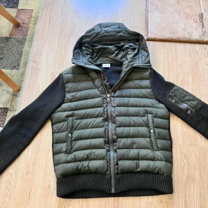 Moncler cardigan - Moncler cardigan wool grö, säljes pga av att sommar kommer och kommer ej ha användning till den. Använd i några månader bara. De är små i storlek.