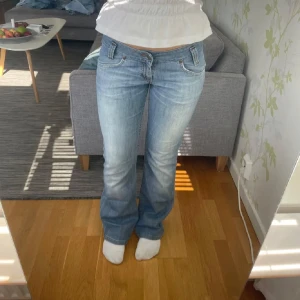 Ljusblå lågmidjade bootcut jeans från Lee - Från lee