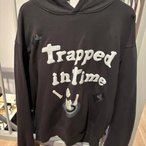 Broken planet tracksuit  - En broken planet tracksuit där både kofta och byxor ingår. Storlek M på både byxor och kofta. Är i mycket bra skick!