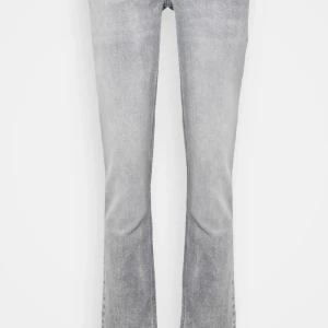 Grå bootcut/straight jeans från ltb - Säljer dessa skitsnygga ltb jeans som inte säljs längre då de inte passar mig. Har lagt in ett skosnöre i midjan så att man kan spänna åt men de kan också enkelt tas ut!