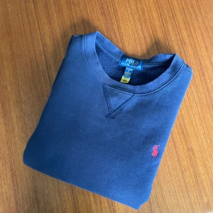 Mörkblå Ralph Lauren sweatshirt - Snygg mörkblå sweatshirt från Ralph Lauren. Är perfekt för en stilren outfit. Perfekt för alla årstider och är väldigt bekväm. Skicket är 9/10