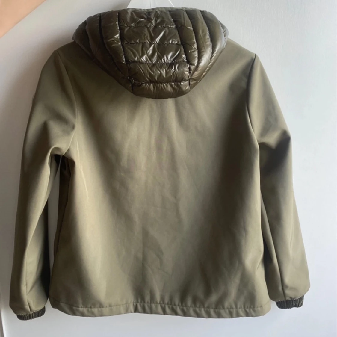 Olivgrön jacka med luva från JOTT - 2