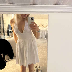 Halterneck klänning Zara - Helt ny och oanvänd halterneck klänning från Zara, storlek S. Säljer då det inte är min stil💞💞