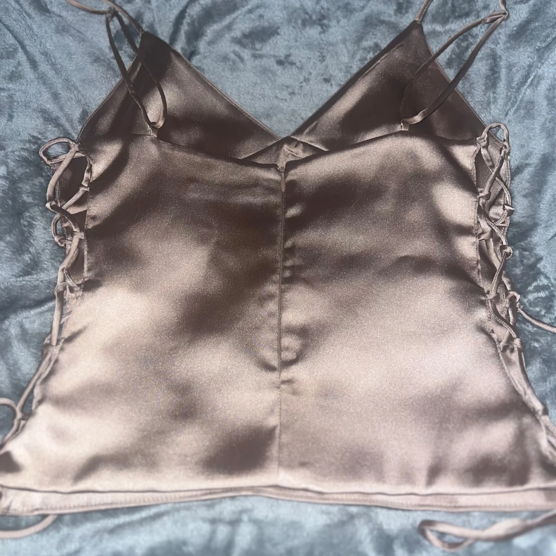 Champagnefärgad satinlinnetopp med snörning - 1