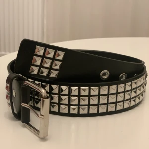 Dubbad bälte - Ett skärp köpt på plick men aldrig använd. Det är 110cm och mycket bra skick!