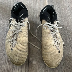 Nike Phantom GX 2 Elite Strl 44,5 - Säljer ett par Nike Phantom GX 2 Elite! Använda ca en halv säsong men fortfarande i fint skick!