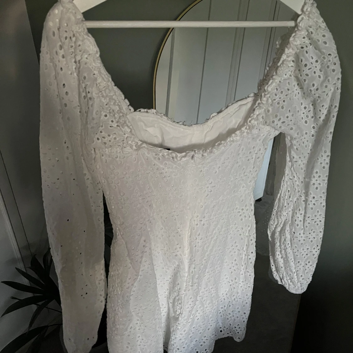 Vit broderad kortklänning med långa ärmar - 1