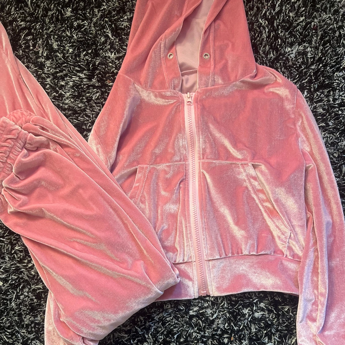 Rosa velourjacka med huva från Juicy Couture - 1