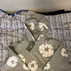 Denim tears hoodie - Helt ny bara testad denim tears hoodie. Det är tjockt och skönt material med bra kvalité. Inga fel på tröjan säljs bara för att den inte passade mig, prislappen är kvar.