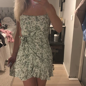 Grön sommar klänning  - Så fin klänning med dragkedja och knytning!💕💕