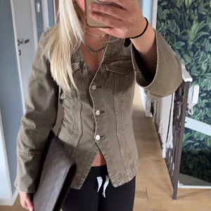 Jeansjacka Gina  - Extremt snygg figursydd grön jeansjacka som är helt slutsåld på Gina. Helt oanvänd med kvitto och prislapp💕💕
