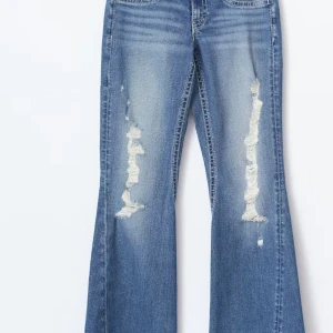 Low waist bootcut jeans - Iconic twisted jeans. Jeansen är använda ca 4 gånger. Dem har inga täcken på användning. Dem är från Gina tricot, de är i storlek m. 💞Säljer för 590kr💞priset kan diskuteras!