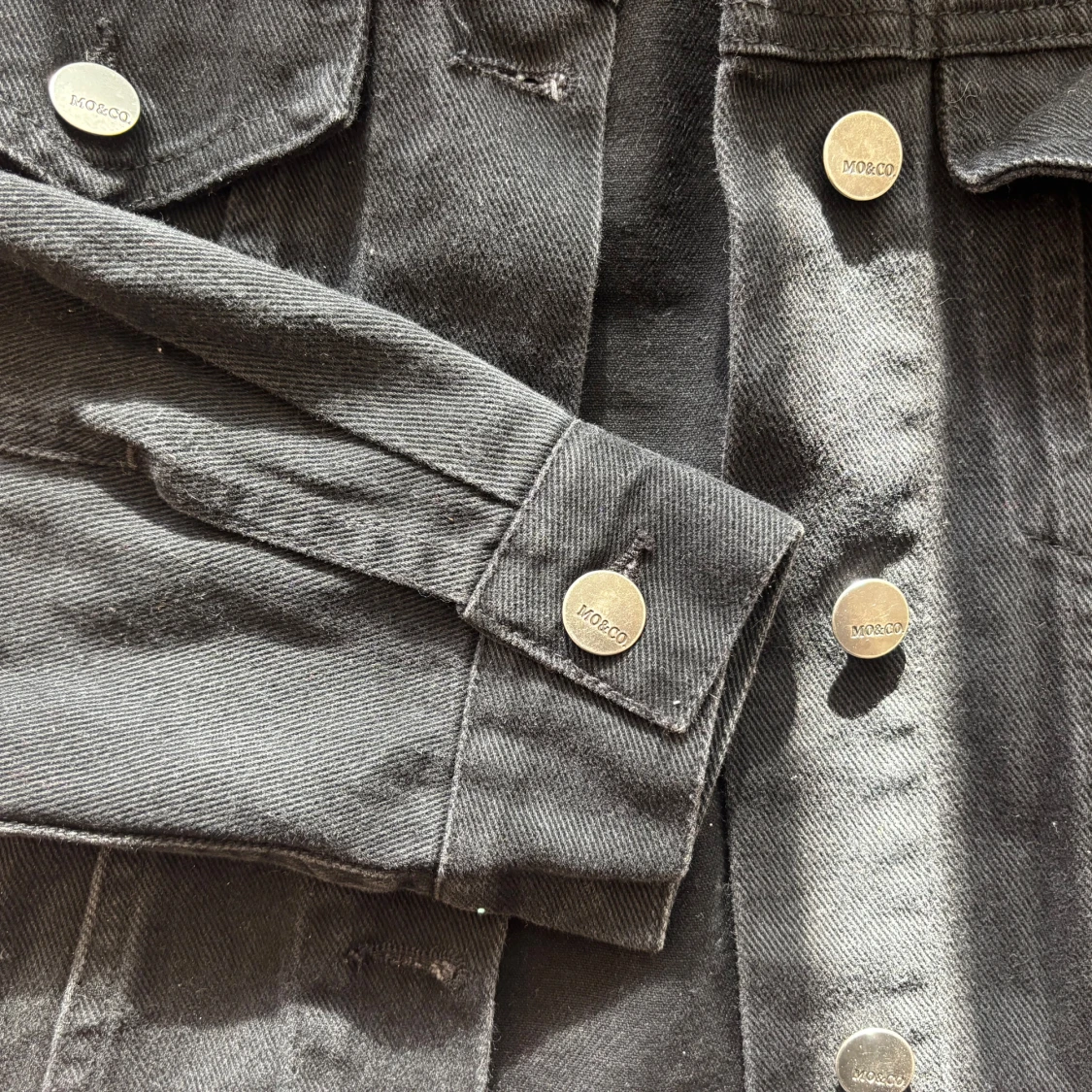Svart jeansjacka från MO&CO - 3
