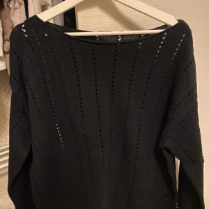 Stickad tröja  - Aldrig använd, så i mycket fint skick! Säljer pga att den inte passade. Skriv för fler bilder eller funderingar🌸