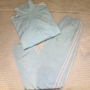 Ljusblå Adidas set   - Säljer ett ljusblå Adidas set alltså byxorna och tröjan. Setten är perfekt nu tlll sommaren men din avslappnad stil och ljusa färger. Setten helt ny kostar 1400 men säljer den bara för 400. Har haft den ett tag men inte andvänt den den är i princip helt nyskick. Den är storlek L men kan passa xl. Vid frågor är det bara att fråga. Priser kan diskuteras vid snabb köp:
