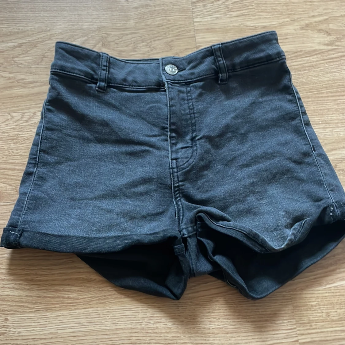 Svarta highwaisted jeansshorts - 2