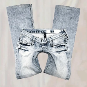 Lågmidjade jeans  - Midja: 76  innerbenslängd: 78   Lågmidjade jeans från Fornarina. Sitter lite bootcut. Rhinstones på ena bakfickan som jag gissar är ditsydda av förra ägaren.🌸🤍
