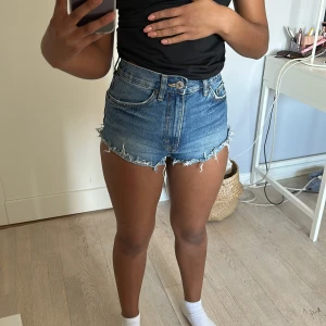 Blå högmidjade jeans shorts - Säljer sköna jeans shorts, perfekta nu till sommaren!