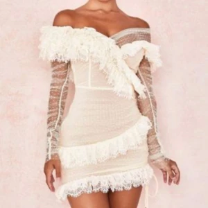 Vit offshoulder spetsklänning med volanger - Säljer min super fina studentklänning som endast är använd 1 gång på utspringet. Den är i storlek m men skulle säga den passar en xs/s. Jag har xs i alla andra kläder. Nypris är 3100 kr och har beställt den från london. 