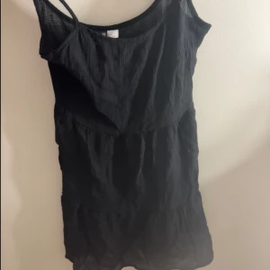 Volangklänning - Jättesöt volang klänning, helt ny lappen är kvar 