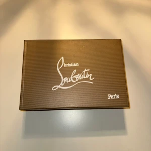 Svarta Christian Louboutins - Hej, säljer nu mina Loubs i storlek 44 men passar även 45 som jag fick i gåva på julafton. Jag haft dem sen 24december och använt dem ett fåtal gånger så de är lite till inget slitage alls. Om du är intresserad på att diskutera pris så kan du kontakta mig! (Kom privat för mer bilder)