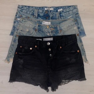 Lågmidjade shorts  - Supersnygga jeansshorts till sommaren!! 199 kr styck🥳 Alla 3 shorts är i storlek 36. 179 kr vid supersnabb affär. Skriv till mig vilka jeansshorts ni är intresserade av så fixar jag en egen annons för de!🥰