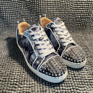 Christian Louboutin skor - Säljer nu dessa sjuk feta och ovanliga Christian Louboutin skor| Skorna är i fint skick| strl 40| 3899kr prutbart| 2st Dustbag ingår🙌🏻 Hör av er vid frågor och funderingar📩