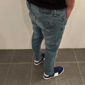Dondup George  - Blåa dondup George i storlek 32. Bra kvalité och inga defekter. Passar någon som är ca 170 cm lång.