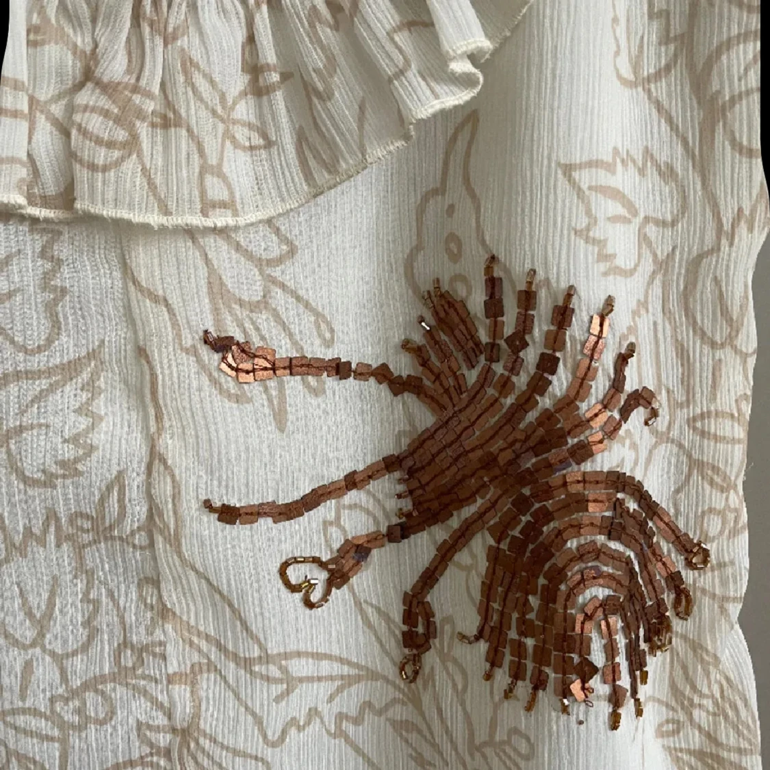 Vit linne/topp med volang och paljettbroderi - 2