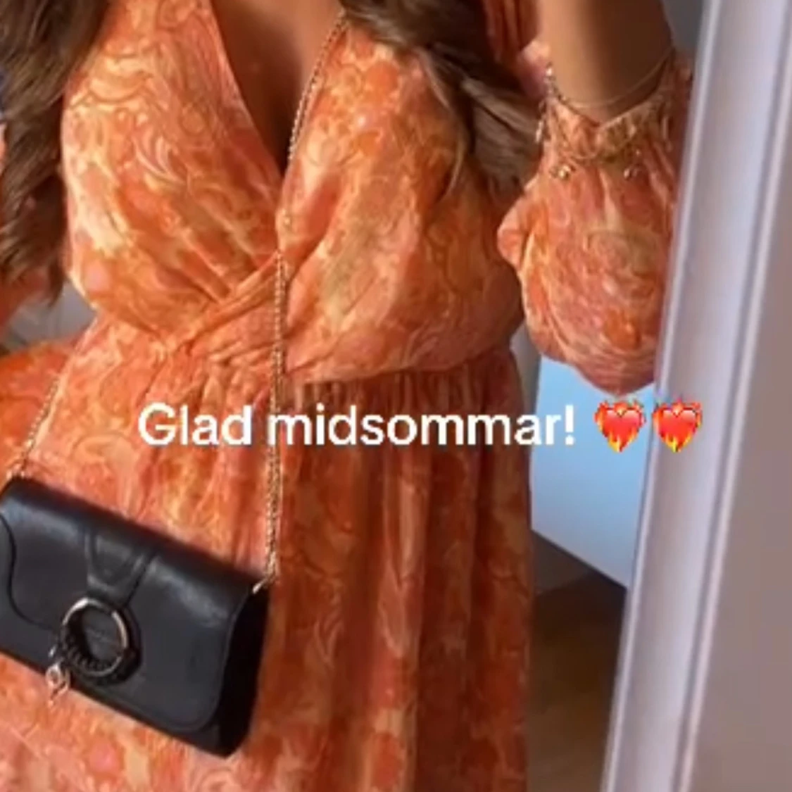 Blommig orange och rosa omlottklänning - 1