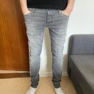 Jack and jones jeans  - Extremt snygga gråa jeans ifrån jack and jones! Storlek W31 L34