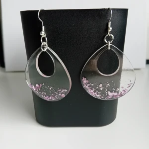 Handgjorda örhängen gjorda i resin/epoxy - Öronkroken är nickelsäker och aldrig använda. Längd ca 5,3cm långa