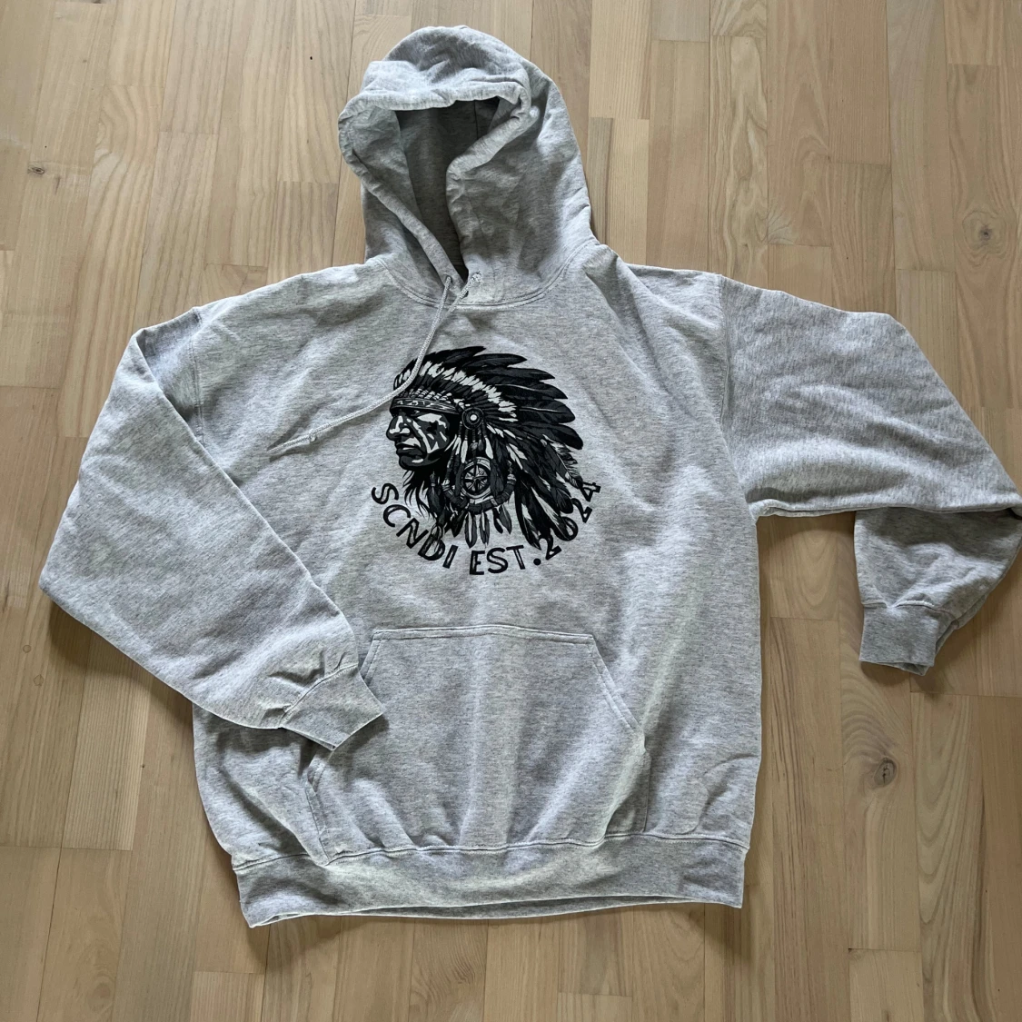 Grå hoodie