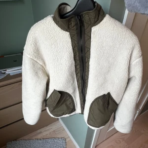 Vit teddyjacka från Zara - En vit-beige Teddy jacka från Zara 🥰                                                    (Den är köpt från Zaras barnavdelning därav att jag antyder att den är xxs)🩷