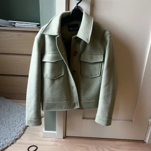 Vårjacka - Fin ljusgrön vårjacka från Pieces i storlek S🥰 Lite nopprig som framgår på bilderna (vet inte om det kanske kan vara materialet som är så då jag endast använt jackan ett fåtal gånger) 