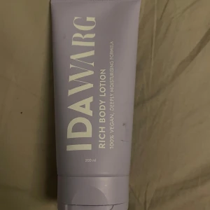 IDAWARG Rich Body Lotion - IDAWARG Rich Body Lotion är en vegansk, djupt återfuktande kroppslotion i en ljuslila tub på 200 ml. Produkten är framtagen för att ge intensiv återfuktning och har en mjuk, krämig konsistens. Passar perfekt för dig som vill ha en lyxig känsla i din hudvårdsrutin.