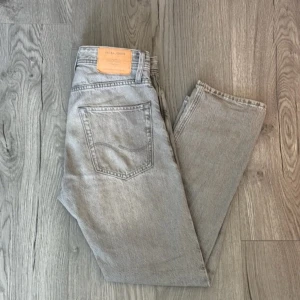 Jack and Jones jeans - Jag säljer den här Jack and Jones jeansen då den är för liten. Bra och relaxed passform storlek 27/30 och köpte den för 900kr.
