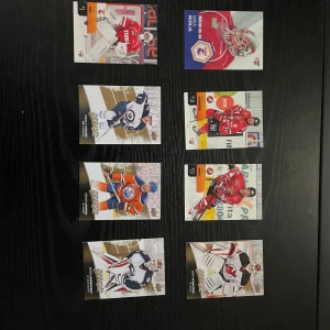 Samling hockeykort - NHL och SHL - Säljer en samling hockeykort med spelare från både NHL och SHL. Bland annat finns målvakter och utespelare från lag som Edmonton Oilers, Winnipeg Jets, New Jersey Devils, Columbus Blue Jackets, Timrå IK och Vita hästen Hc. Perfekt för dig som samlar på hockeykort eller gillar ishockey.