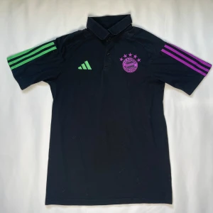 Svart Bayern München pike - Säljer en ganska ny Bayern München pike, då piken har änvänds några fåtals gånger och tappat lite färg men annars har den ej några fläckar eller hål, kom gärna privat för mer information angående piken eller detaljerade bilder. Pris kan alltid förhandlas vid snabb affär!