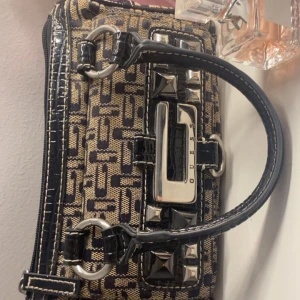 vintage handväska från GUESS - Säljer denhär jättegulliga vintage väskan från GUESS som tyvärr inte kommer till användning längre. Den är bara använd några gånger så skicket är ganska bra. Säljer för 500❤️