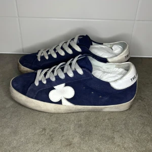 The gallerist skor - Säljer dessa the gallerist skor🙌                                                       Storlek: 39                                                                                       Acceptabelt skick kolla bild 5                                                             Rabatt om man följer ✅                                                                      Inget og ingår ❌