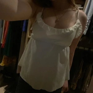 Söt topp  - Topp i jättebra skick, knappt använd. Säljer pga att den inte används❤️❤️ Den är i storlek L men passar jättebra på mig som brukar ha S. Toppen har stretchigt och bekvämt material! 