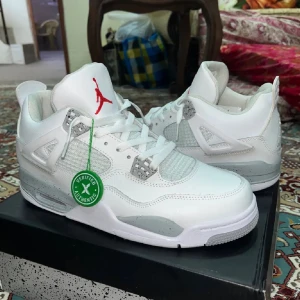 Jordan 4 oreo - Jordan 4 Oreo i storlek 45. Använd Max 2 gånger. I väldigt bra skick/nytt skick. Pris inte ristat i sten.